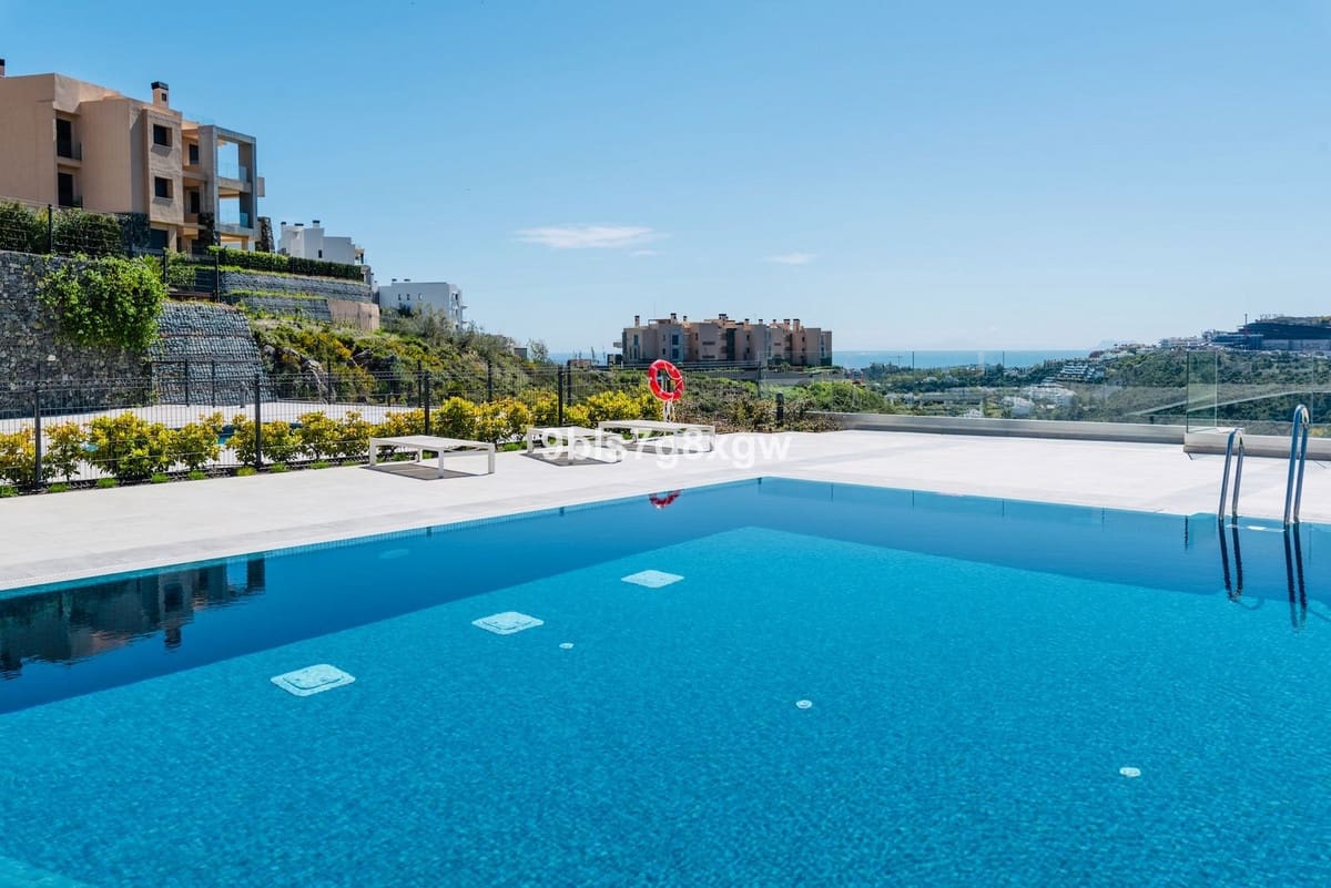 3 bedroom Apartment for sale in La Quinta with pool garage - € 995,000 (Ref: 10023137)