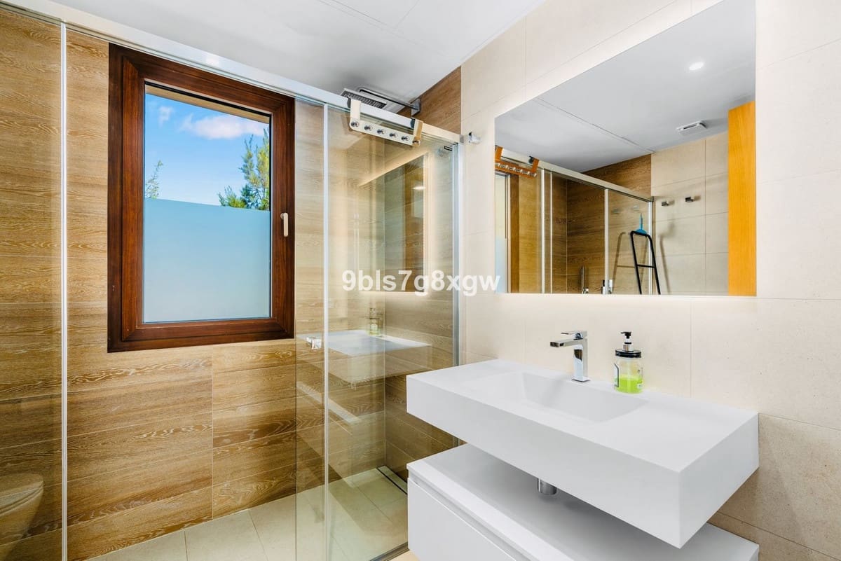 3 bedroom Apartment for sale in La Quinta with pool garage - € 995,000 (Ref: 10023137)