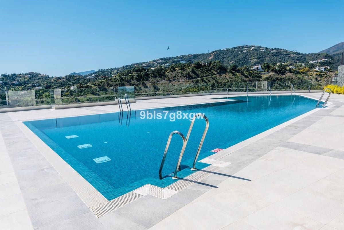 3 bedroom Apartment for sale in La Quinta with pool garage - € 995,000 (Ref: 10023137)