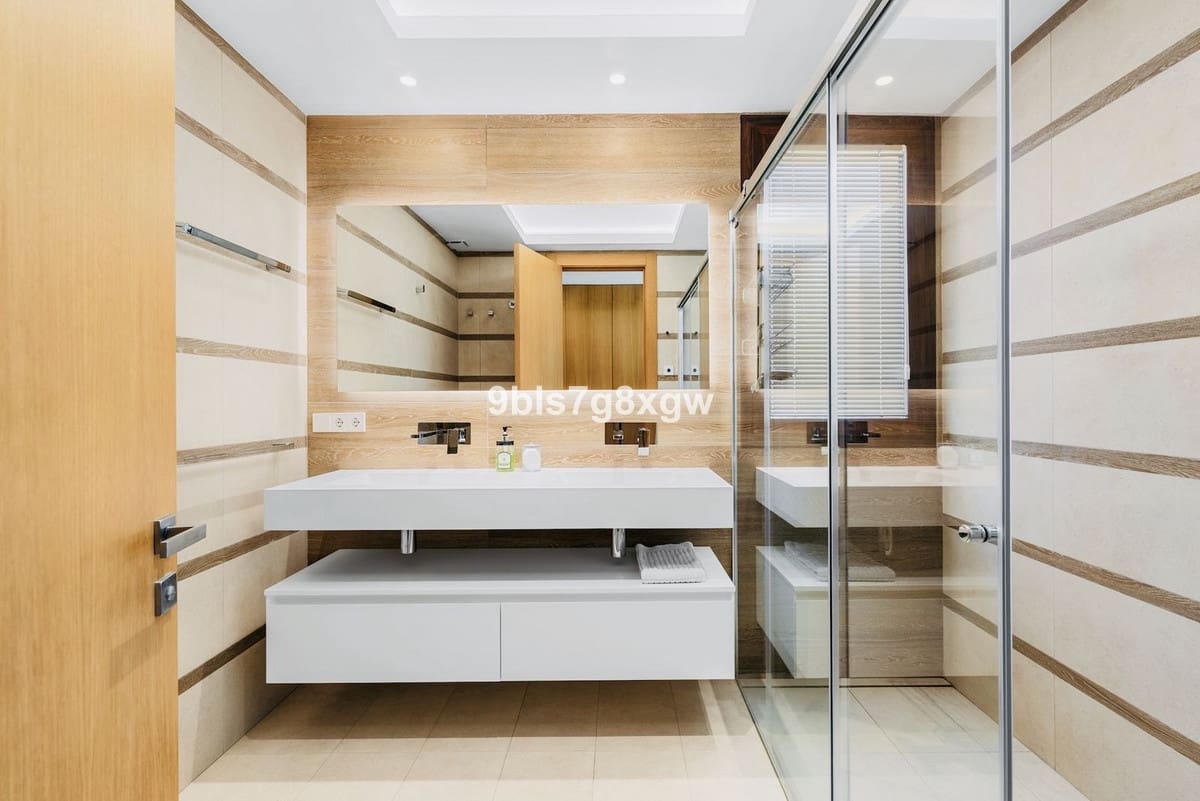 3 bedroom Apartment for sale in La Quinta with pool garage - € 995,000 (Ref: 10023137)