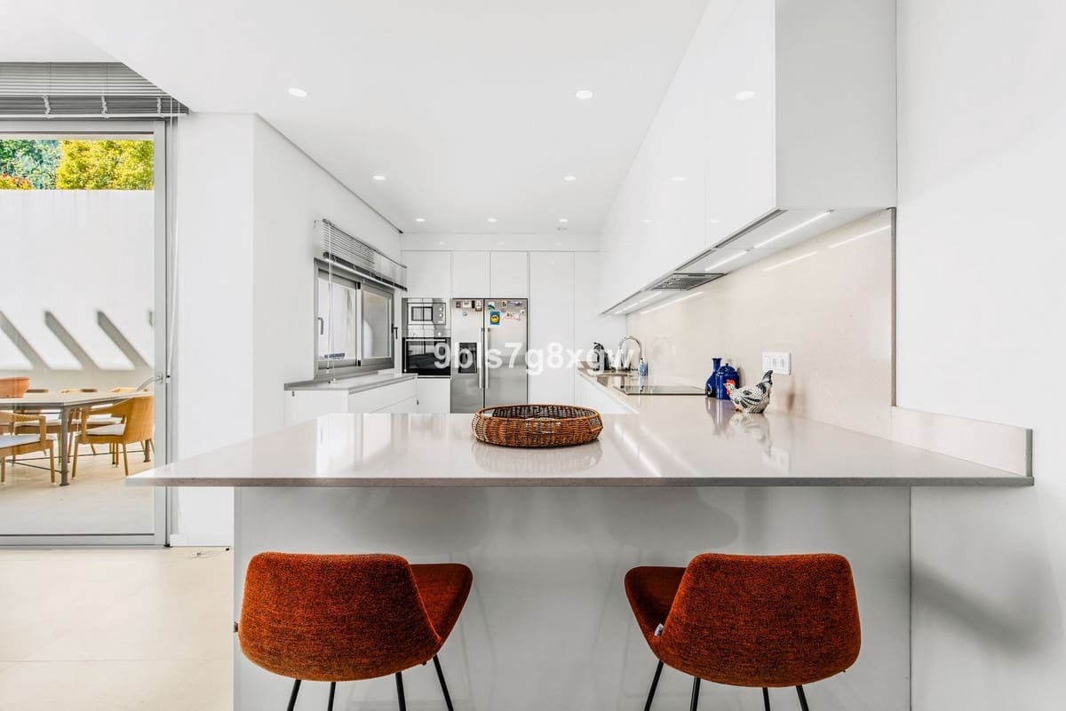 3 bedroom Apartment for sale in Benahavis with pool garage - € 950,000 (Ref: 10023139)
