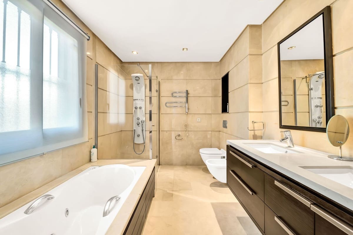 3 Zimmer Apartment zu verkaufen in La Quinta mit Pool Garage - 899.000 € (Ref: 10023143)