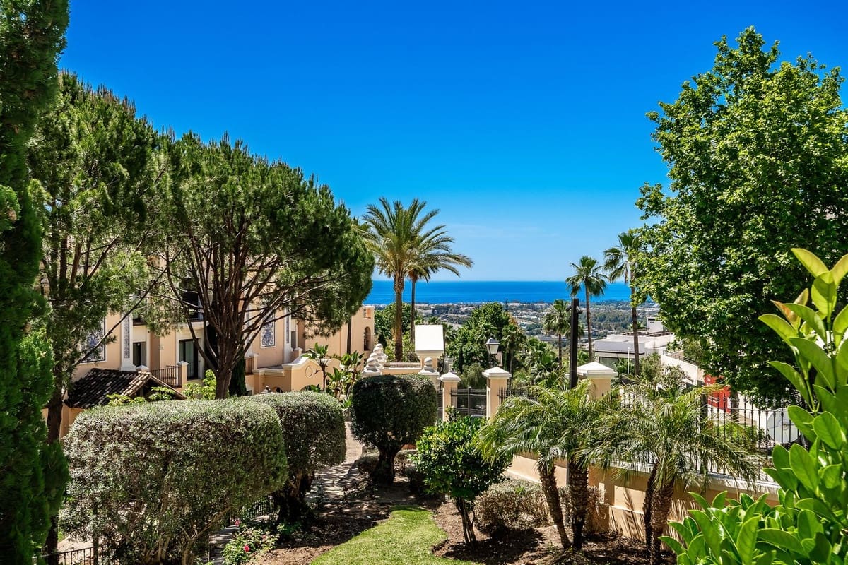 3 Zimmer Apartment zu verkaufen in La Quinta mit Pool Garage - 899.000 € (Ref: 10023143)