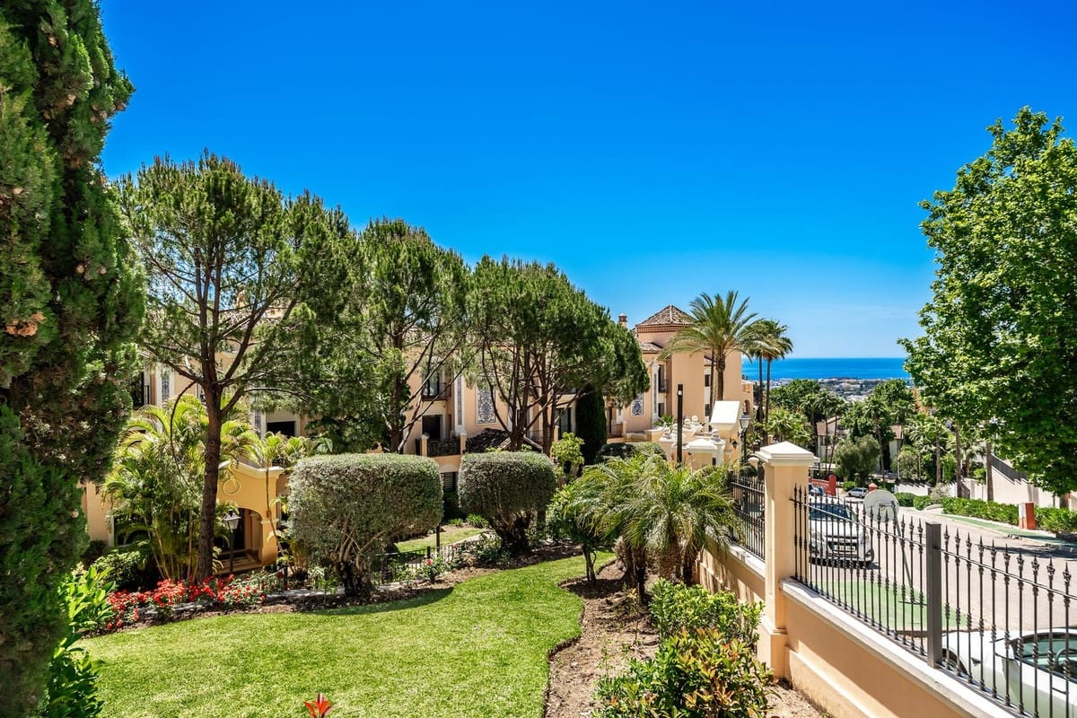 3 Zimmer Apartment zu verkaufen in La Quinta mit Pool Garage - 899.000 € (Ref: 10023143)