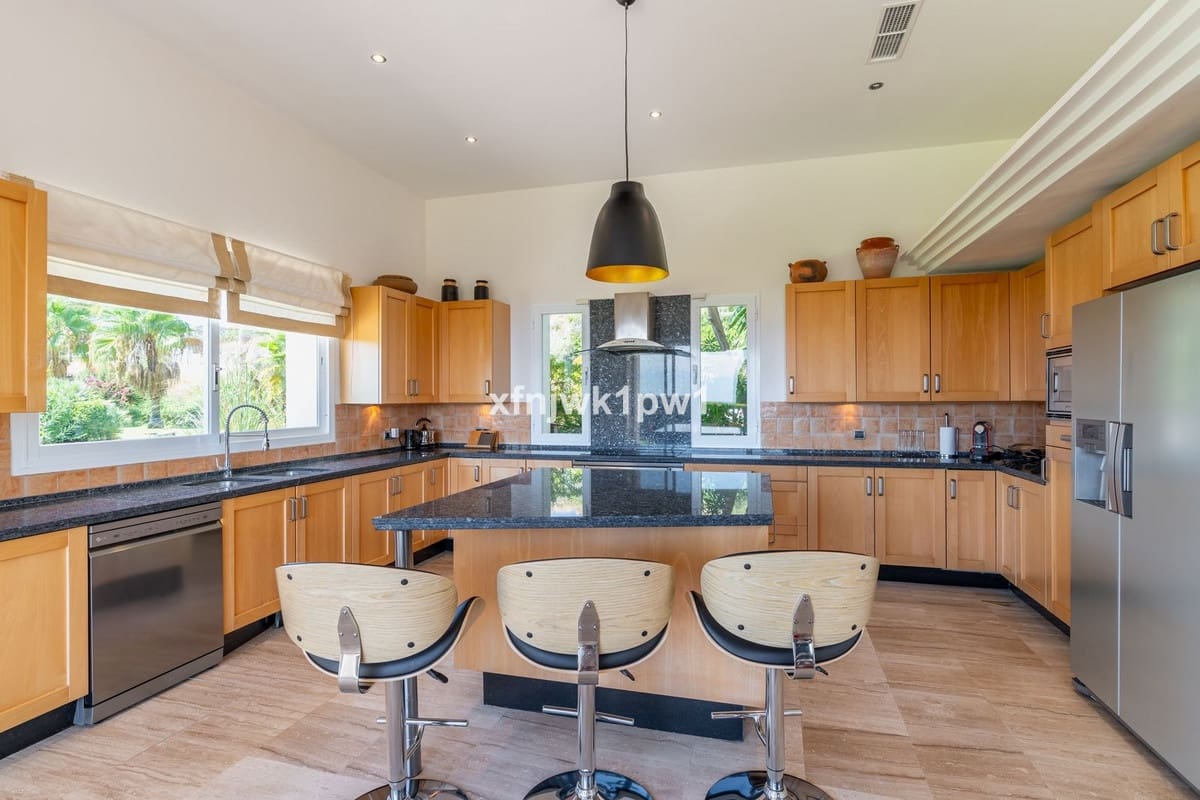 5 bedroom Villa for sale in Benahavis with pool - € 4,499,000 (Ref: 10033076)