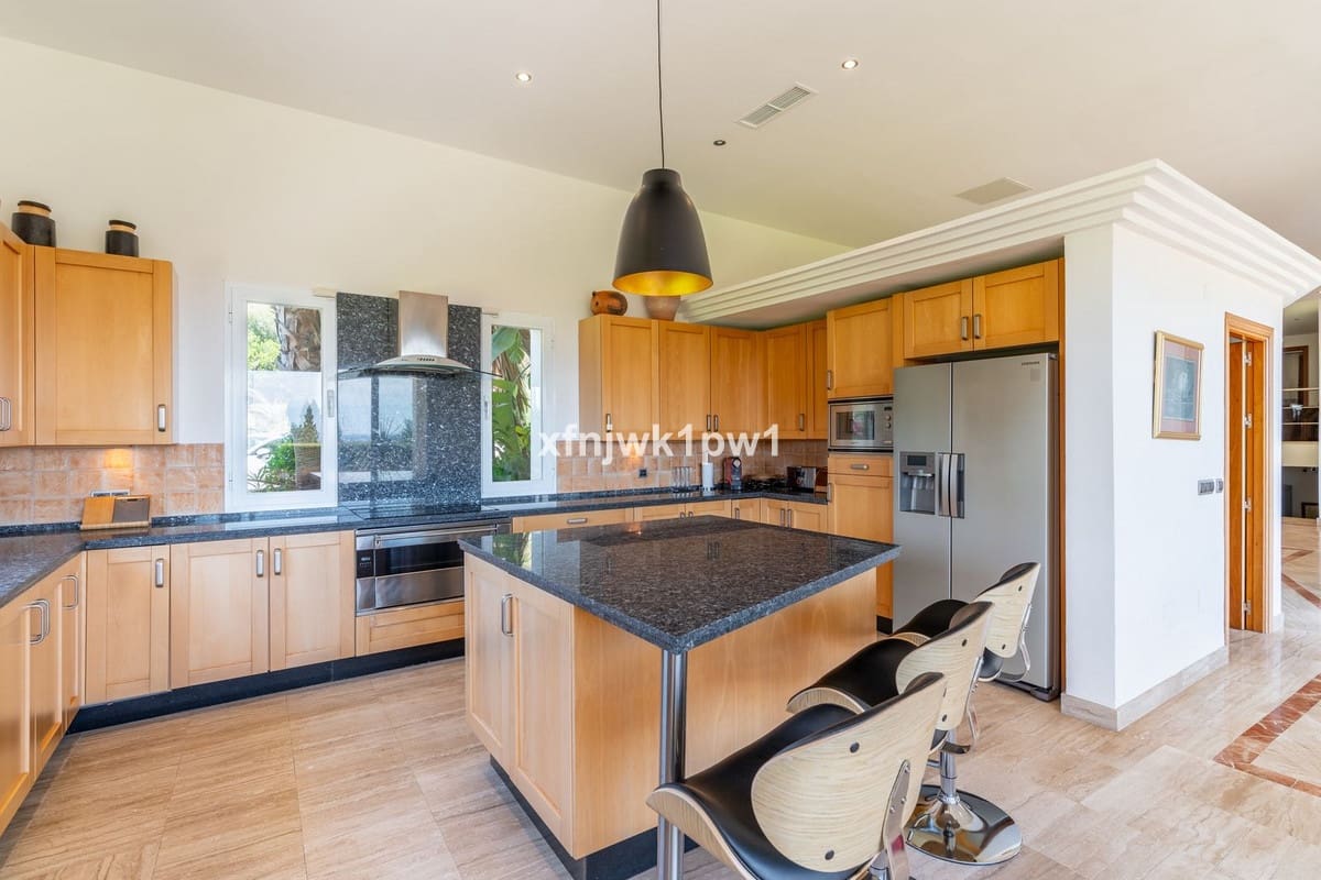 5 bedroom Villa for sale in Benahavis with pool - € 4,499,000 (Ref: 10033076)