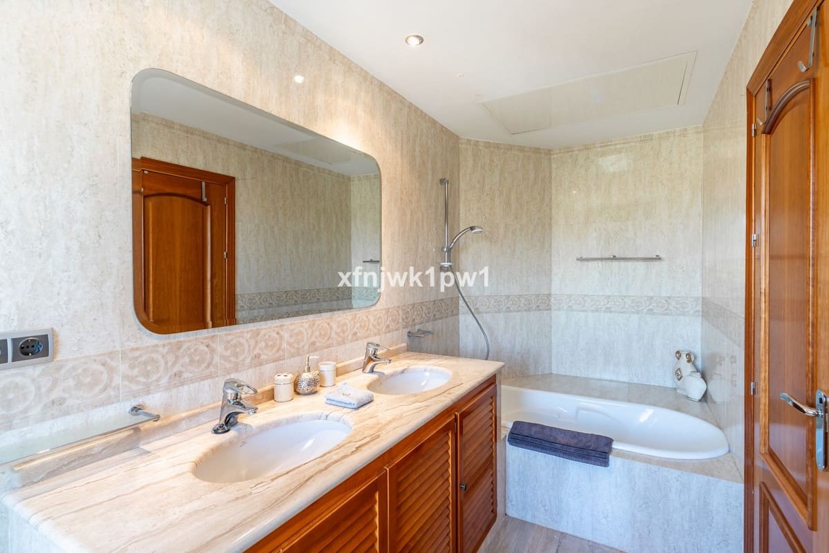 5 bedroom Villa for sale in Benahavis with pool - € 4,499,000 (Ref: 10033076)