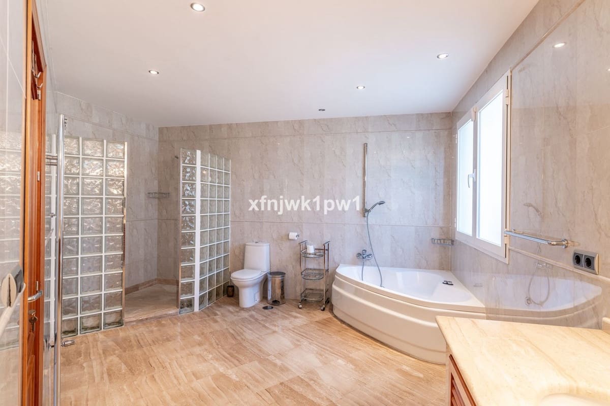 5 bedroom Villa for sale in Benahavis with pool - € 4,499,000 (Ref: 10033076)