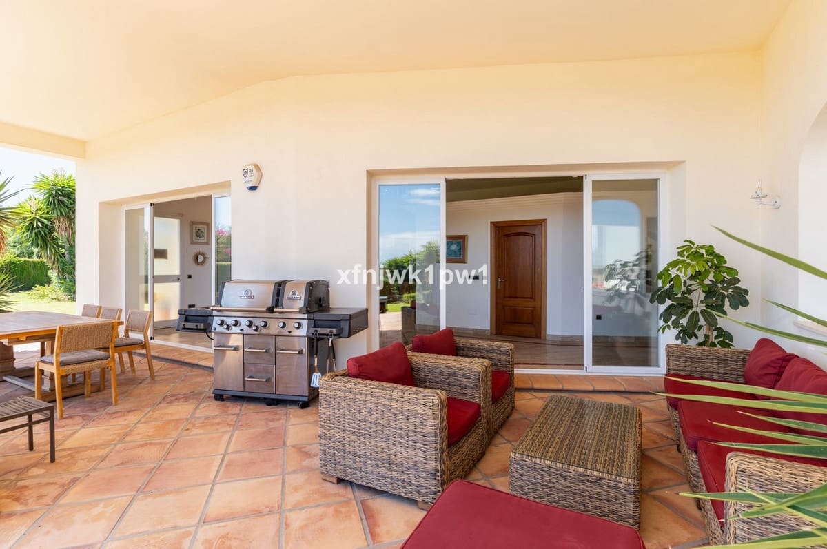 5 bedroom Villa for sale in Benahavis with pool - € 4,499,000 (Ref: 10033076)