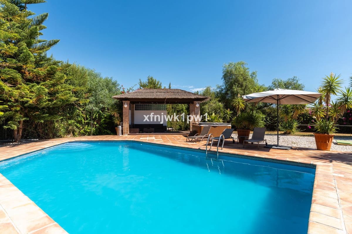 5 bedroom Villa for sale in Benahavis with pool - € 4,499,000 (Ref: 10033076)