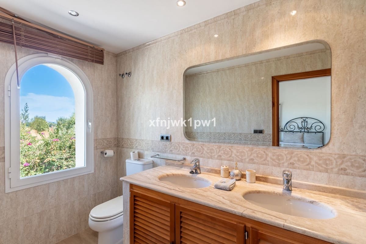 5 bedroom Villa for sale in Benahavis with pool - € 4,499,000 (Ref: 10033076)