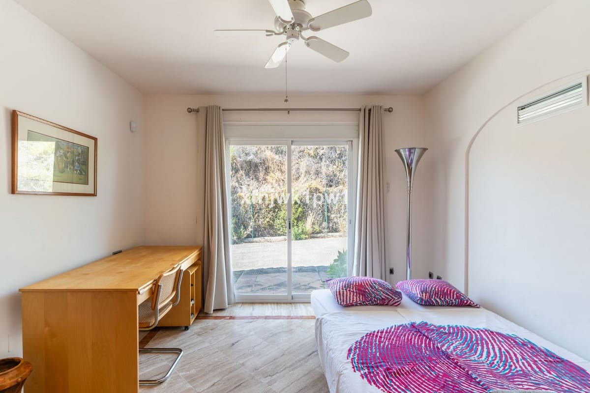 5 bedroom Villa for sale in Benahavis with pool - € 4,499,000 (Ref: 10033076)