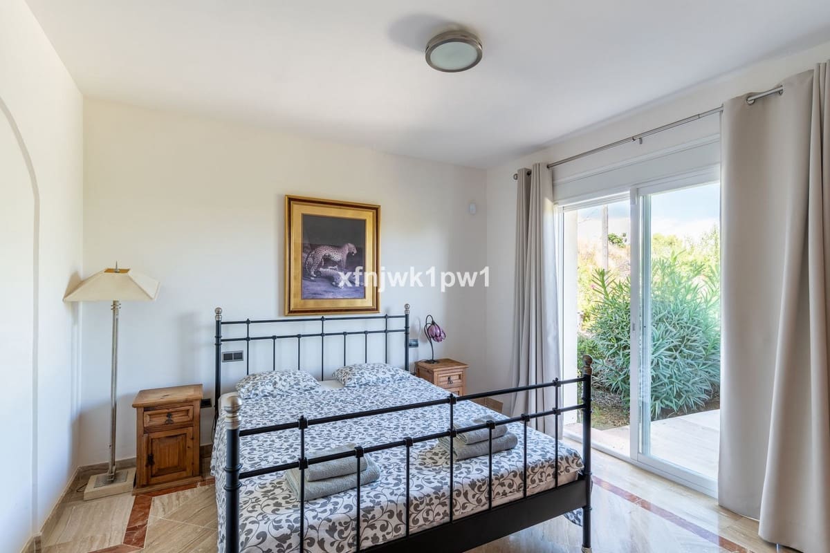 5 bedroom Villa for sale in Benahavis with pool - € 4,499,000 (Ref: 10033076)