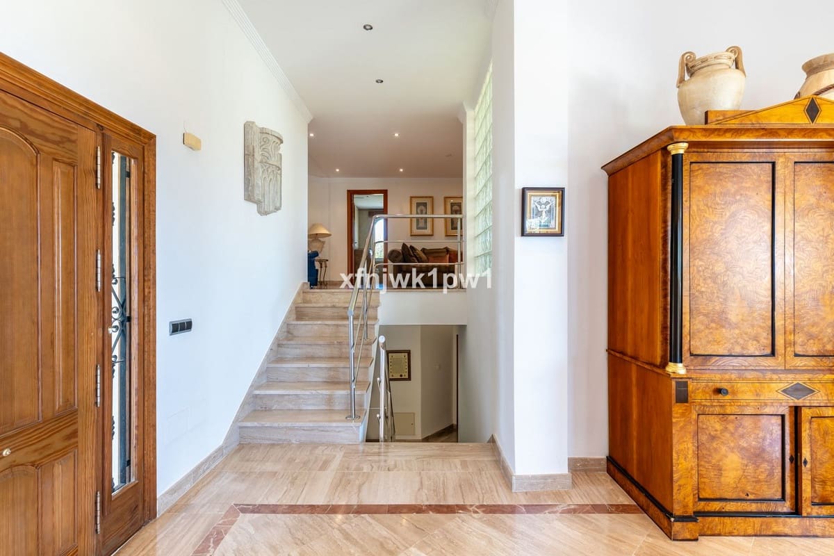 5 bedroom Villa for sale in Benahavis with pool - € 4,499,000 (Ref: 10033076)