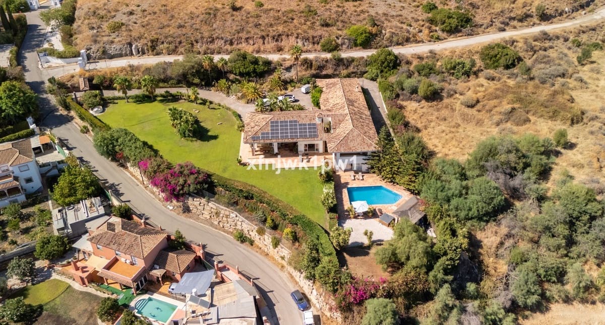 5 bedroom Villa for sale in Benahavis with pool - € 4,499,000 (Ref: 10033076)