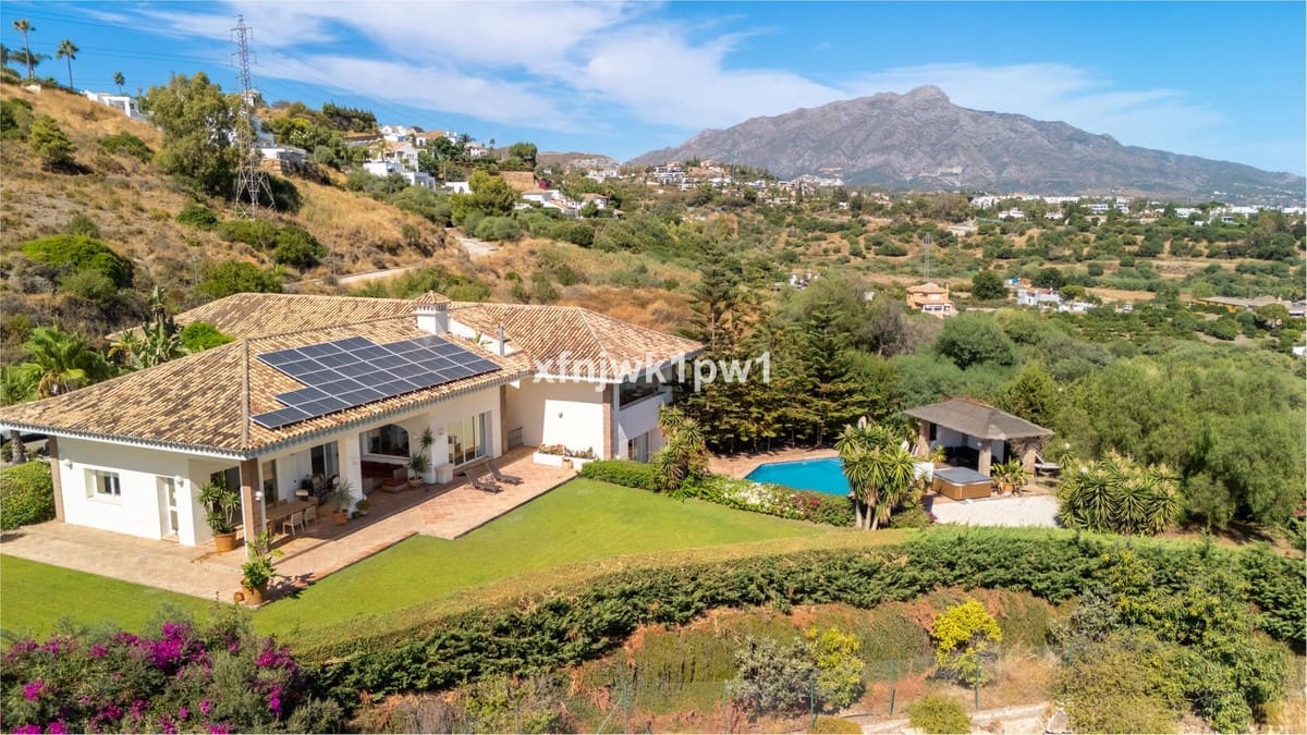 5 bedroom Villa for sale in Benahavis with pool - € 4,499,000 (Ref: 10033076)