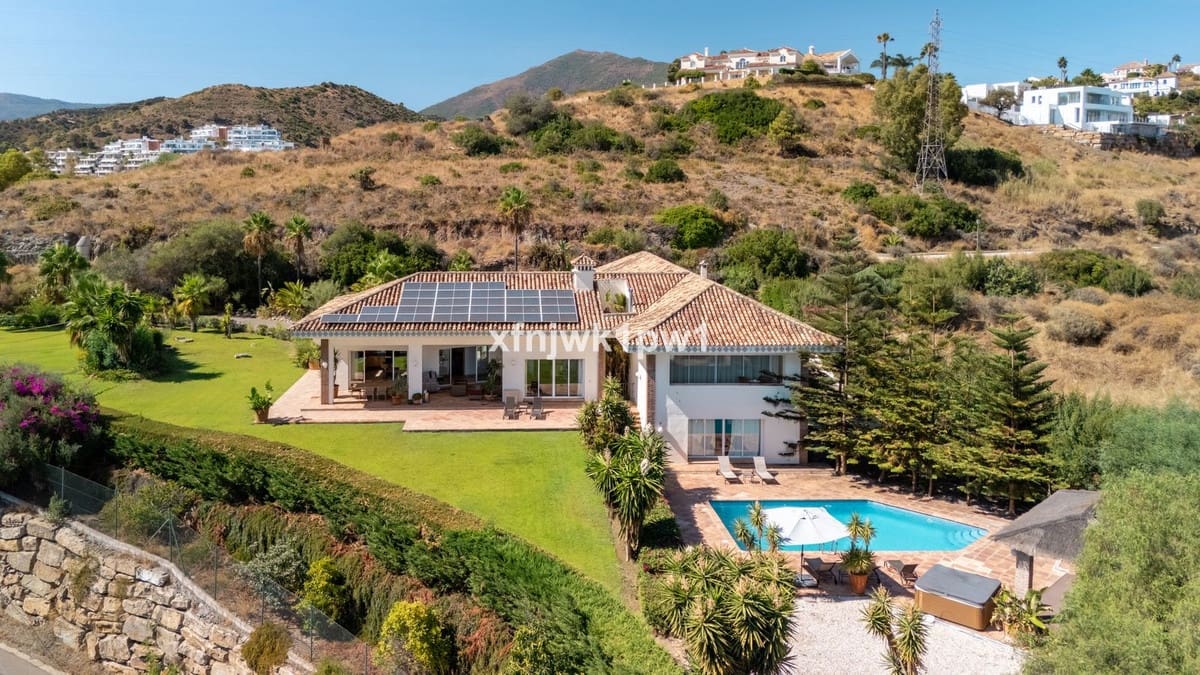 5 bedroom Villa for sale in Benahavis with pool - € 4,499,000 (Ref: 10033076)