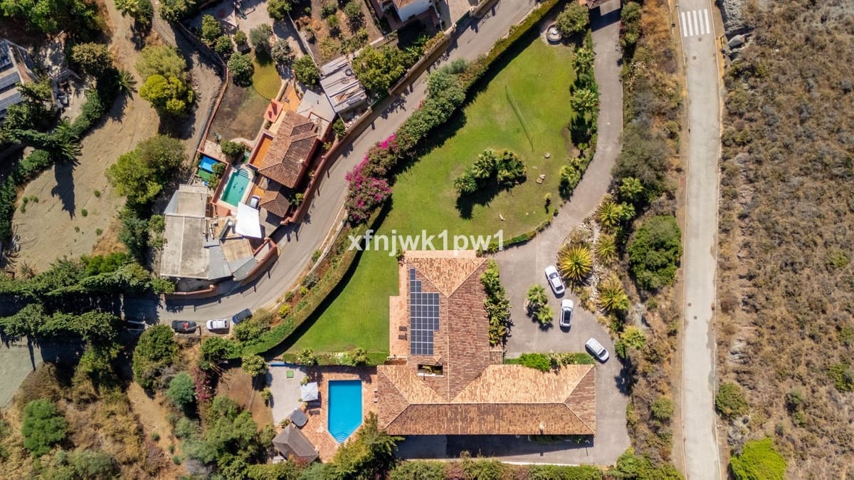 5 bedroom Villa for sale in Benahavis with pool - € 4,499,000 (Ref: 10033076)