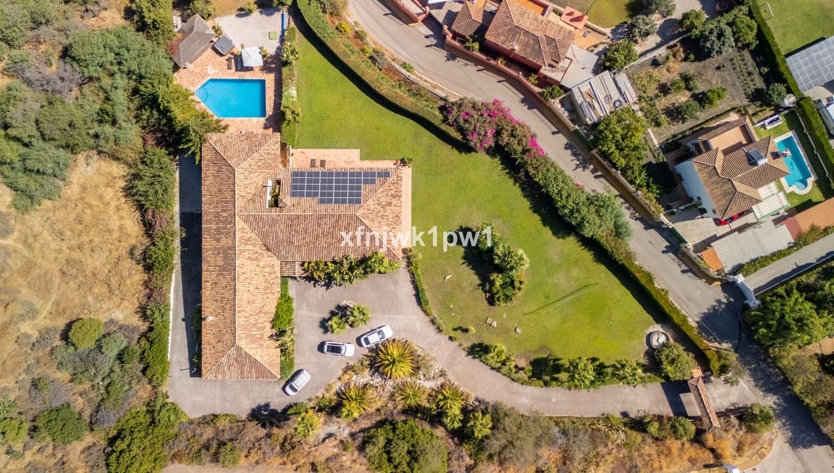 5 bedroom Villa for sale in Benahavis with pool - € 4,499,000 (Ref: 10033076)