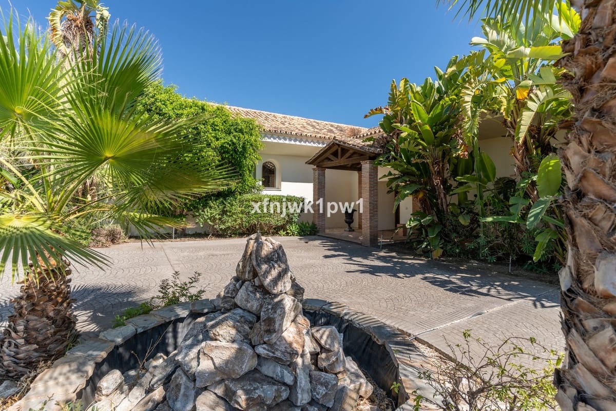 5 bedroom Villa for sale in Benahavis with pool - € 4,499,000 (Ref: 10033076)