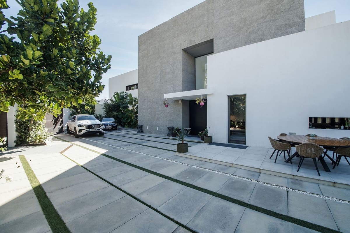 5 bedroom Villa for sale in Benahavis with pool - € 3,899,000 (Ref: 10033078)