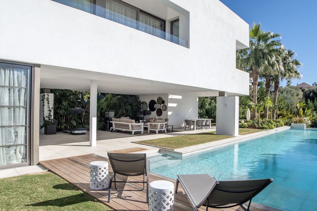 5 bedroom Villa for sale in Benahavis with pool - € 3,899,000 (Ref: 10033078)
