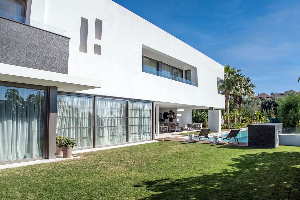 5 bedroom Villa for sale in Benahavis with pool - € 3,899,000 (Ref: 10033078)
