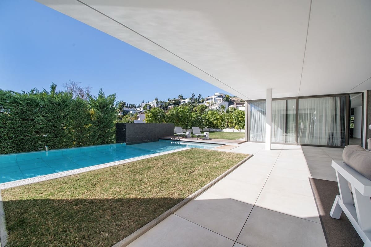 5 bedroom Villa for sale in Benahavis with pool - € 3,899,000 (Ref: 10033078)