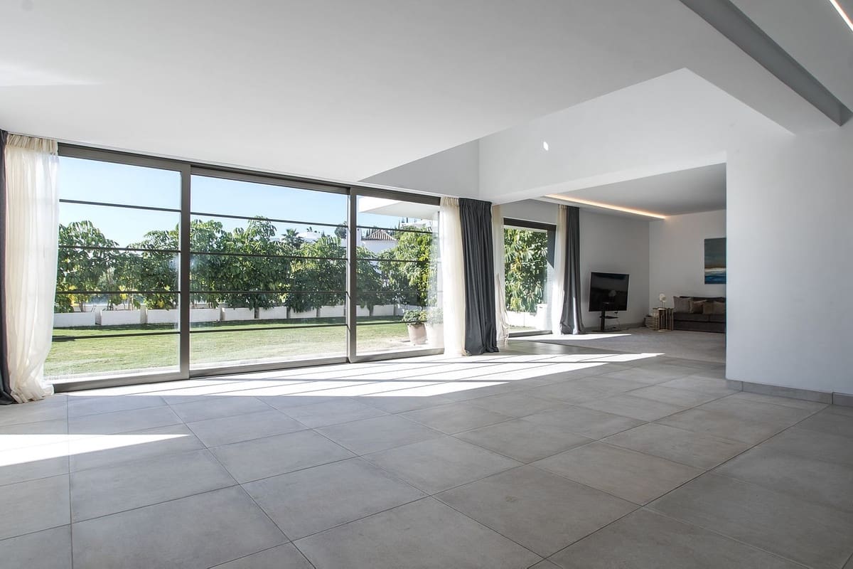 5 bedroom Villa for sale in Benahavis with pool - € 3,899,000 (Ref: 10033078)