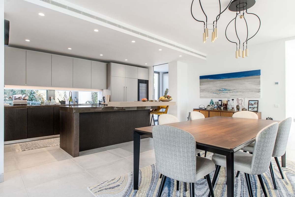 5 bedroom Villa for sale in Benahavis with pool - € 3,899,000 (Ref: 10033078)