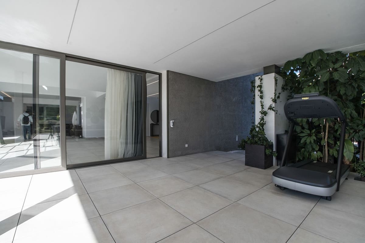 5 bedroom Villa for sale in Benahavis with pool - € 3,899,000 (Ref: 10033078)