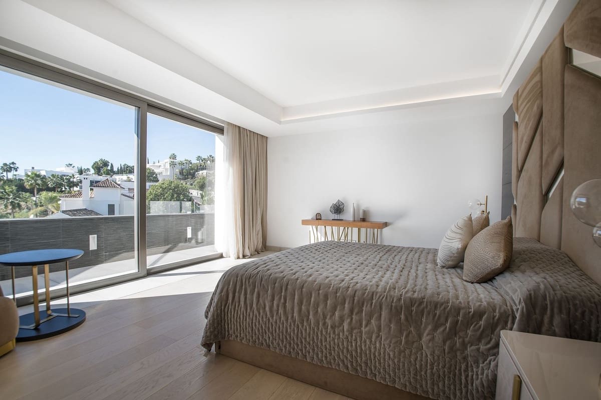 5 bedroom Villa for sale in Benahavis with pool - € 3,899,000 (Ref: 10033078)
