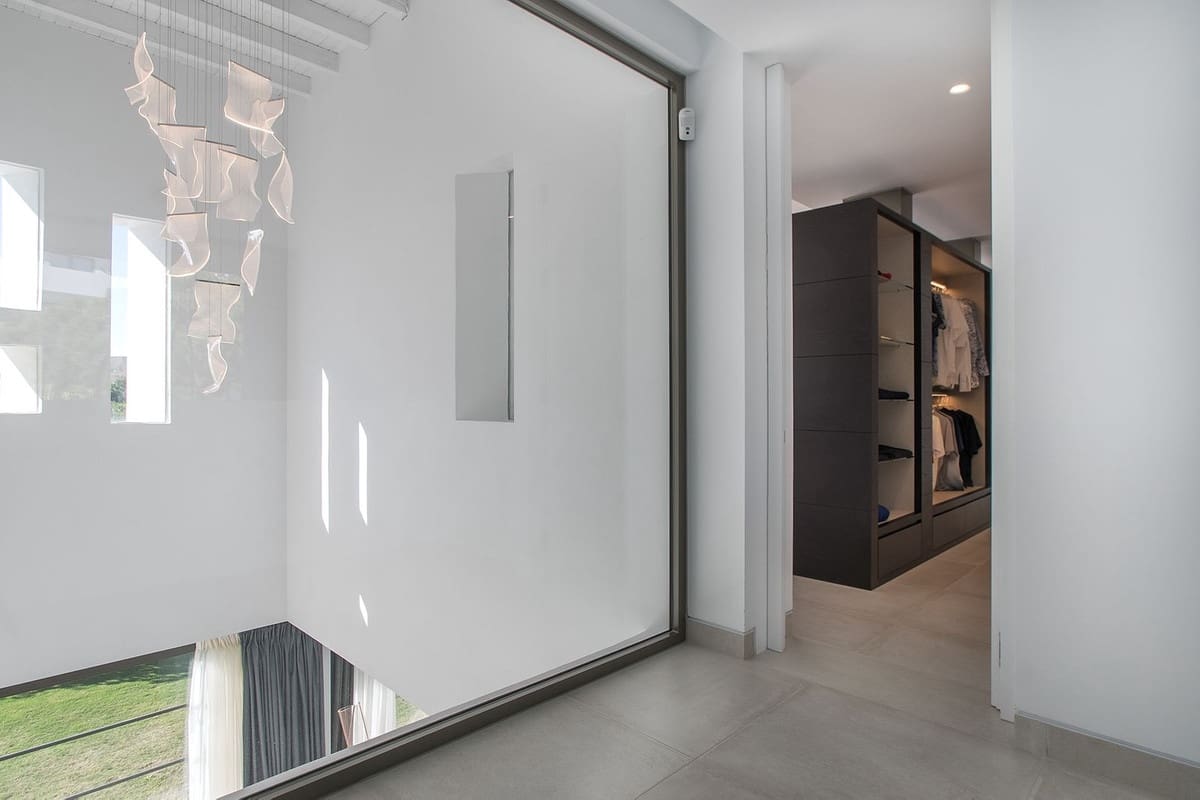 5 bedroom Villa for sale in Benahavis with pool - € 3,899,000 (Ref: 10033078)