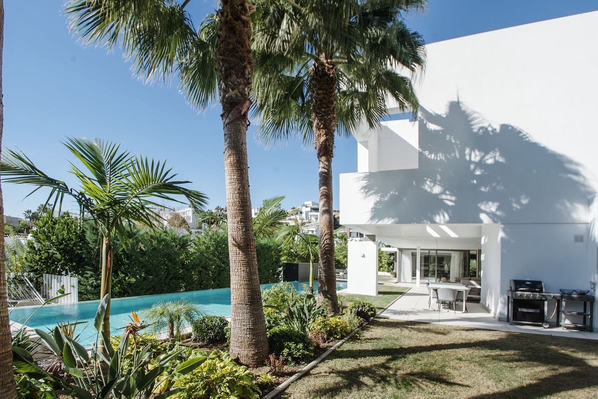 5 bedroom Villa for sale in Benahavis with pool - € 3,899,000 (Ref: 10033078)