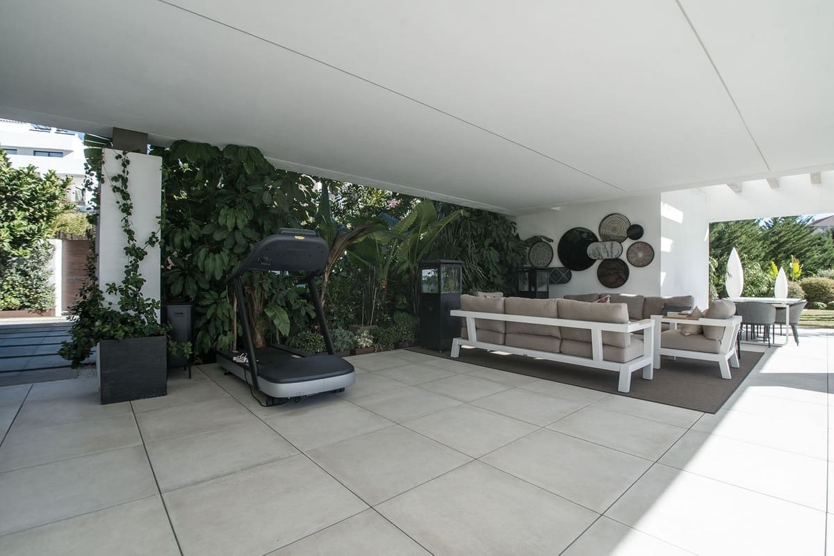 5 bedroom Villa for sale in Benahavis with pool - € 3,899,000 (Ref: 10033078)