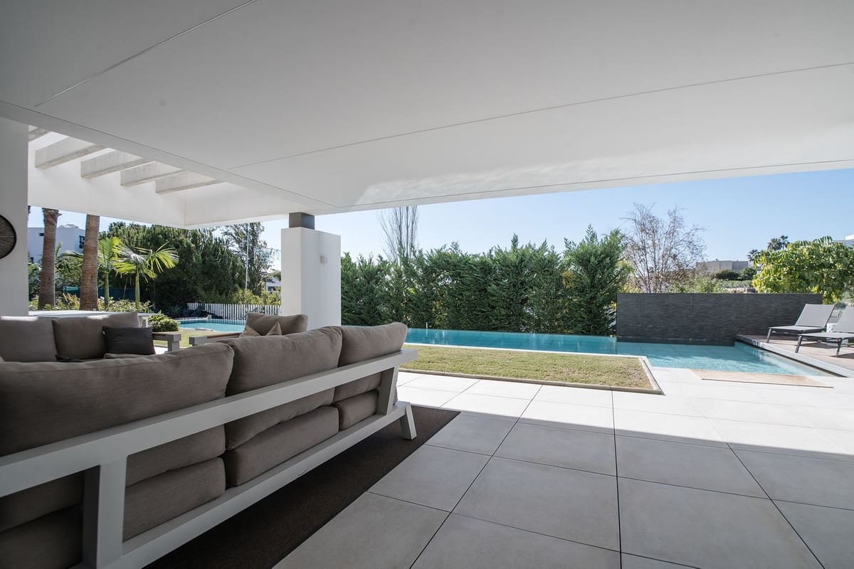 5 bedroom Villa for sale in Benahavis with pool - € 3,899,000 (Ref: 10033078)