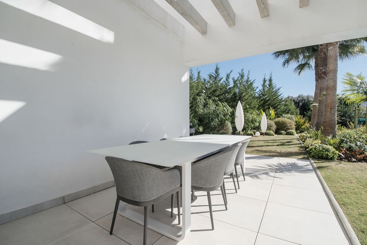 5 bedroom Villa for sale in Benahavis with pool - € 3,899,000 (Ref: 10033078)