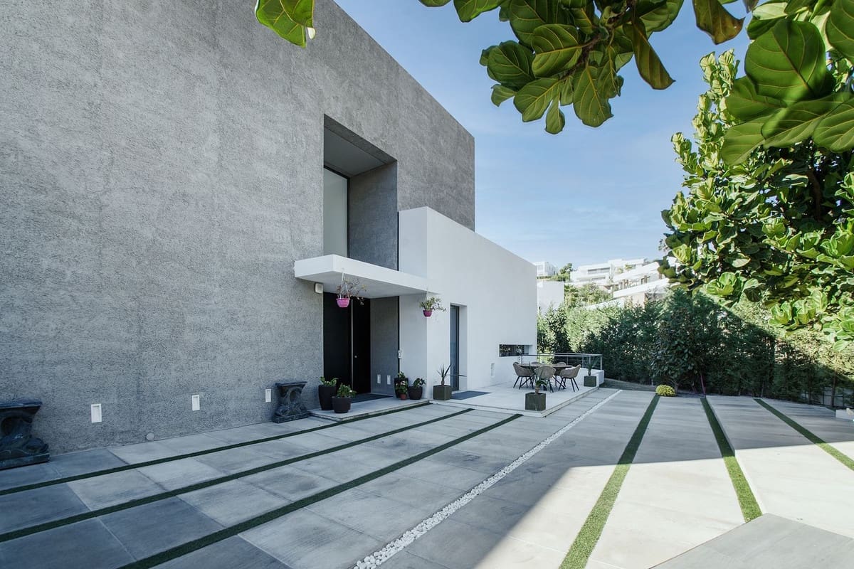 5 bedroom Villa for sale in Benahavis with pool - € 3,899,000 (Ref: 10033078)