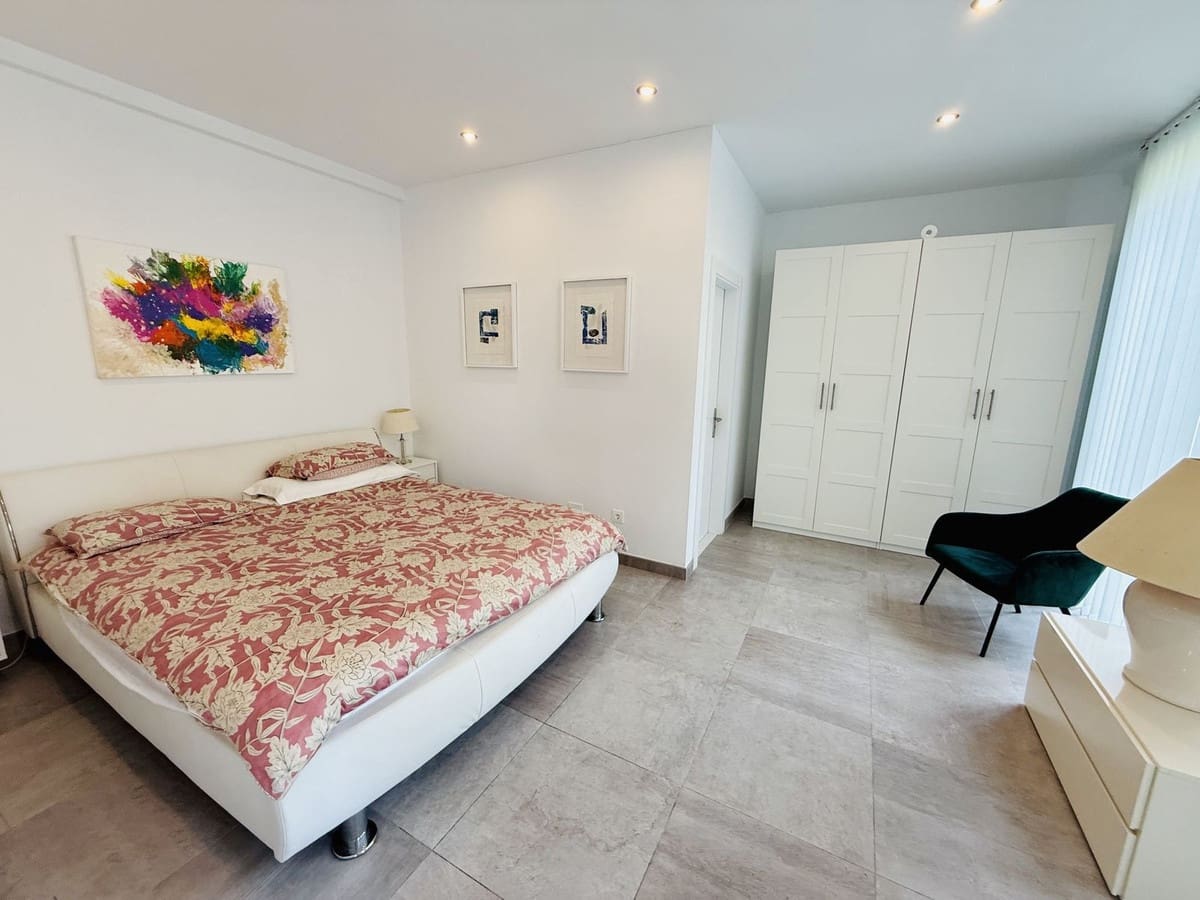 3 bedroom Villa for sale in Benahavis with pool garage - € 3,750,000 (Ref: 10033079)