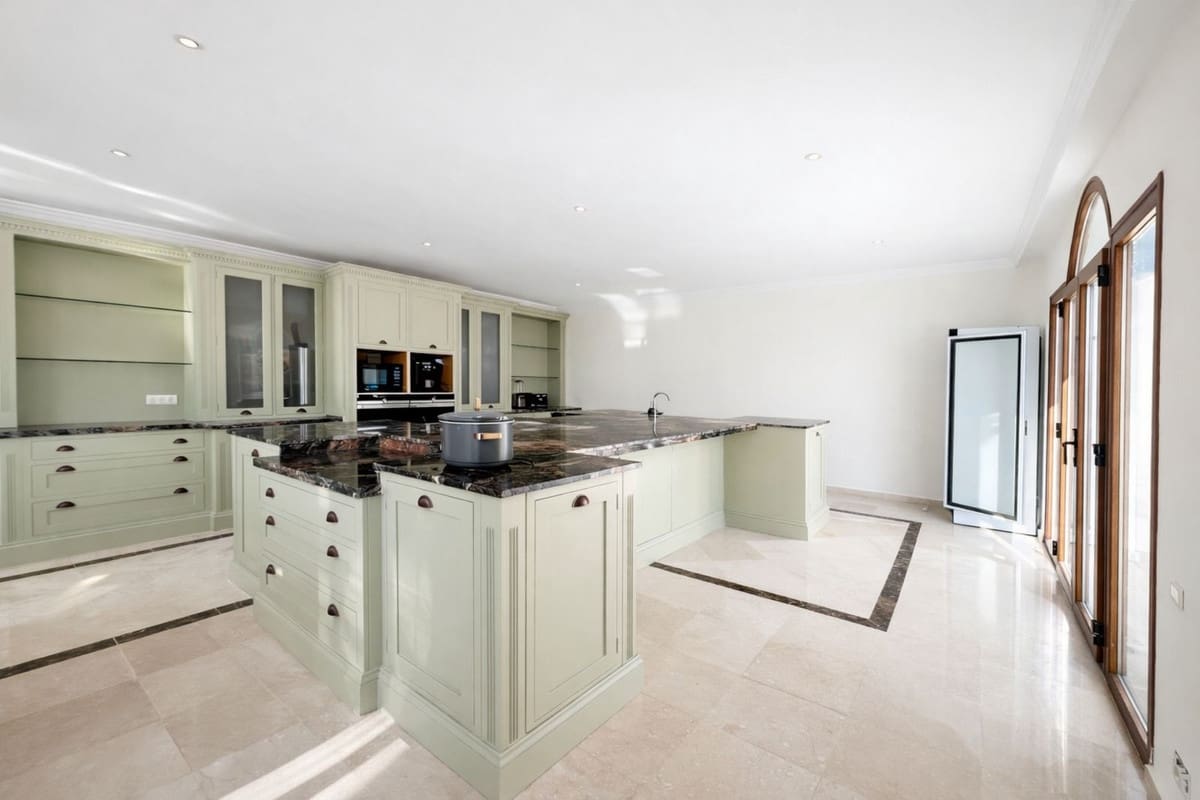 7 bedroom Villa for sale in Benahavis with garage - € 3,495,000 (Ref: 10033080)