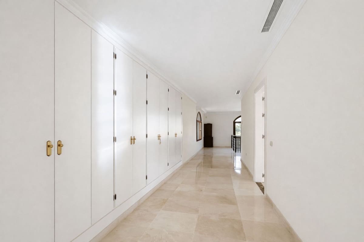 7 bedroom Villa for sale in Benahavis with garage - € 3,495,000 (Ref: 10033080)