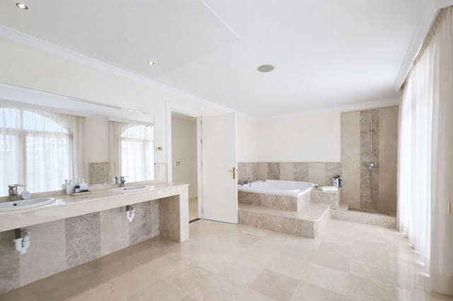 7 bedroom Villa for sale in Benahavís with garage - € 3,495,000 (Ref: 10033080)