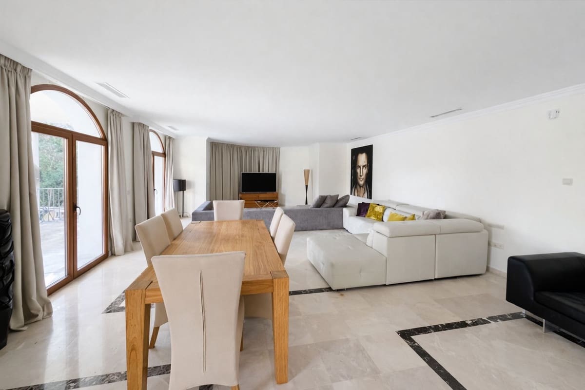 7 bedroom Villa for sale in Benahavis with garage - € 3,495,000 (Ref: 10033080)