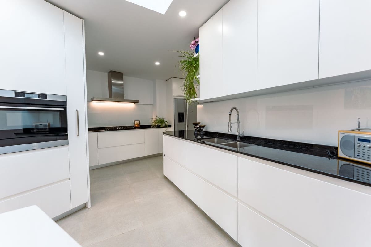 4 bedroom Villa for sale in Benahavis with pool garage - € 3,485,000 (Ref: 10033083)