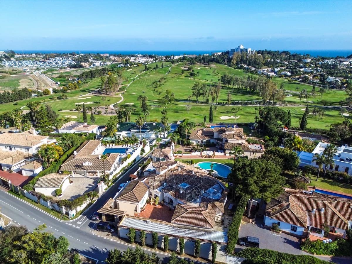 4 bedroom Villa for sale in Benahavis with pool garage - € 3,485,000 (Ref: 10033083)