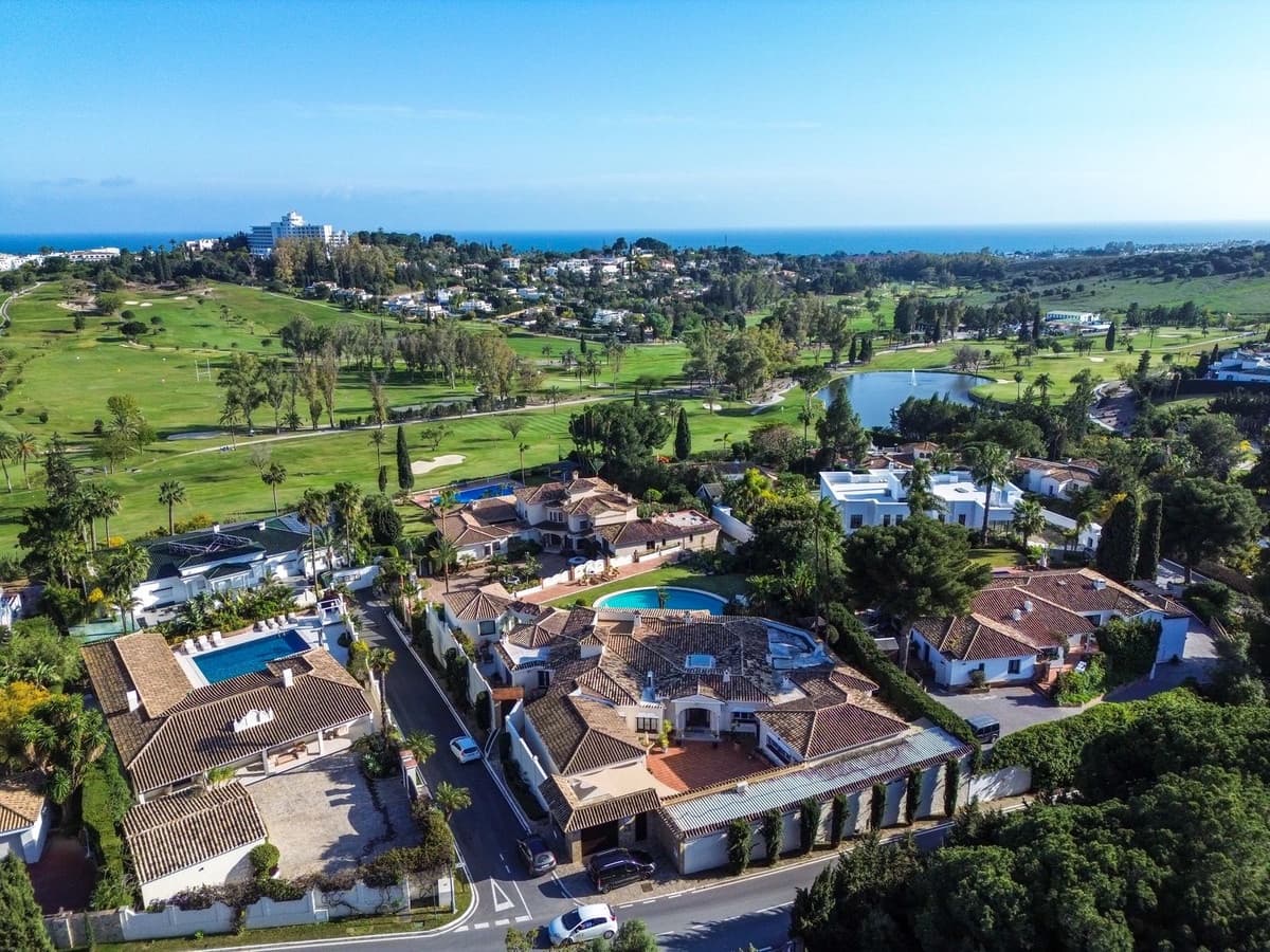 4 bedroom Villa for sale in Benahavis with pool garage - € 3,485,000 (Ref: 10033083)