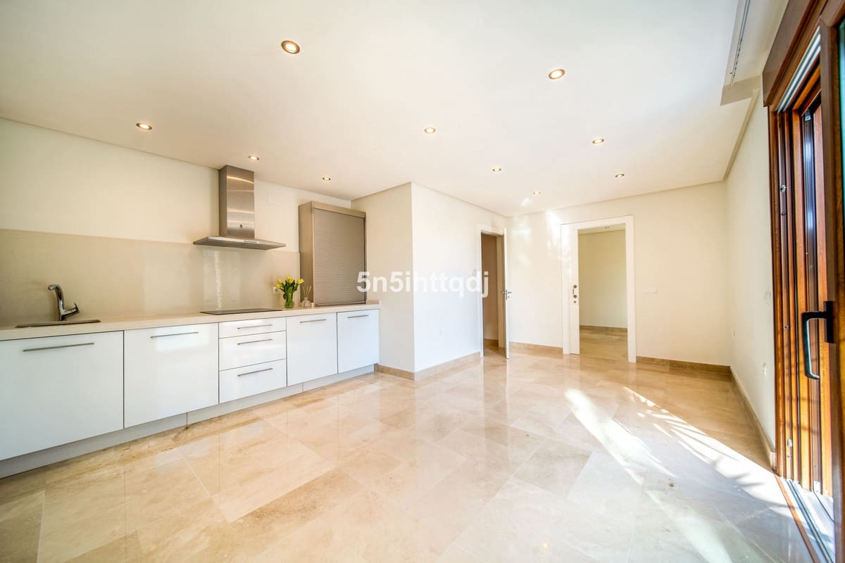 5 quarto Moradia para venda em Benahavis com piscina garagem - 2 750 000 € (Ref: 10033086)