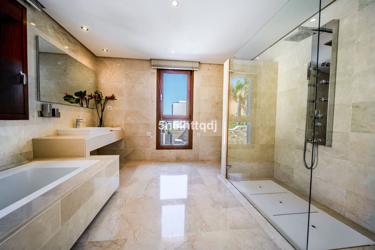 5 quarto Moradia para venda em Benahavis com piscina garagem - 2 750 000 € (Ref: 10033086)