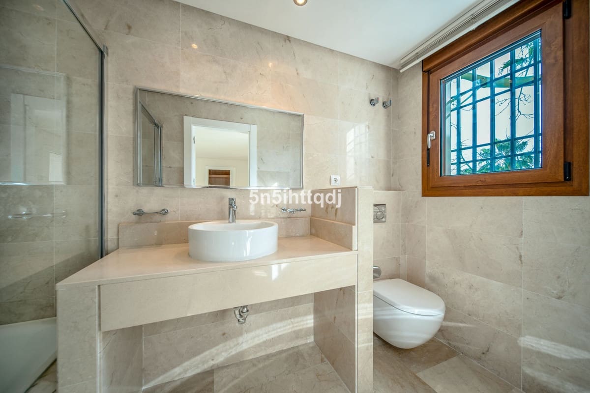 5 quarto Moradia para venda em Benahavis com piscina garagem - 2 750 000 € (Ref: 10033086)