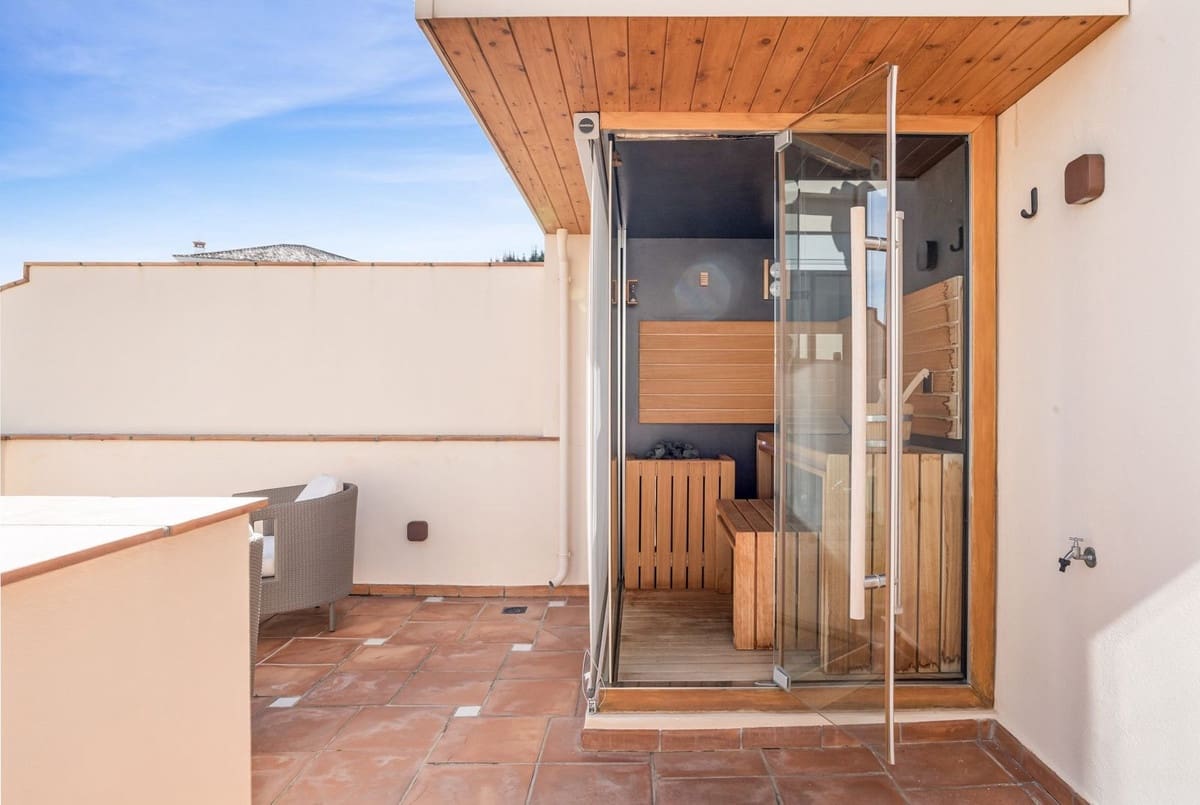 4 bedroom Apartment for sale in Benahavis with garage - € 2,650,000 (Ref: 10033088)